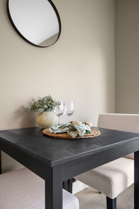 室内黑色餐桌白色餐椅摄影图片